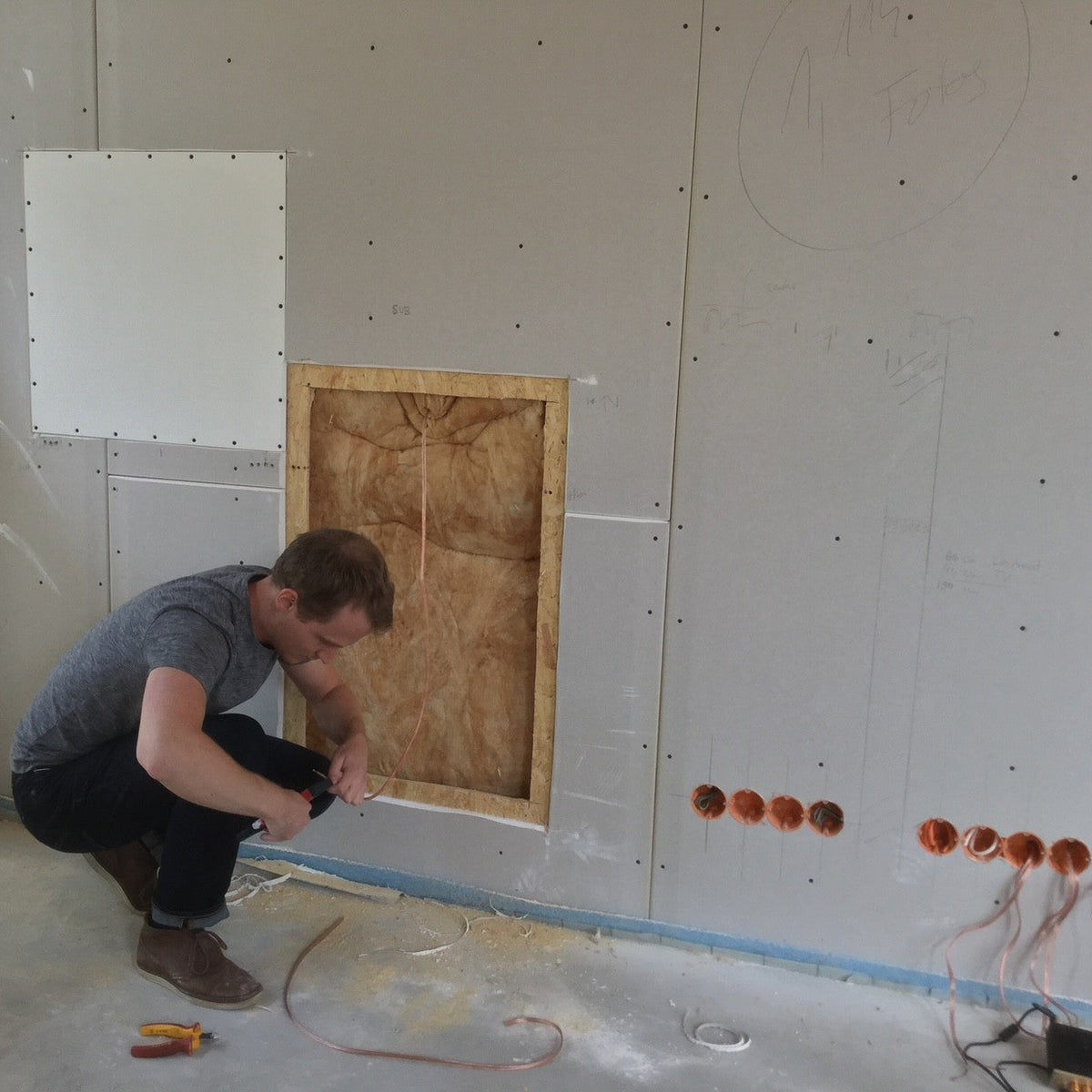 Fixing detail: large screw head 1–2 mm below the panel surface and an approximately 5 mm perimeter joint