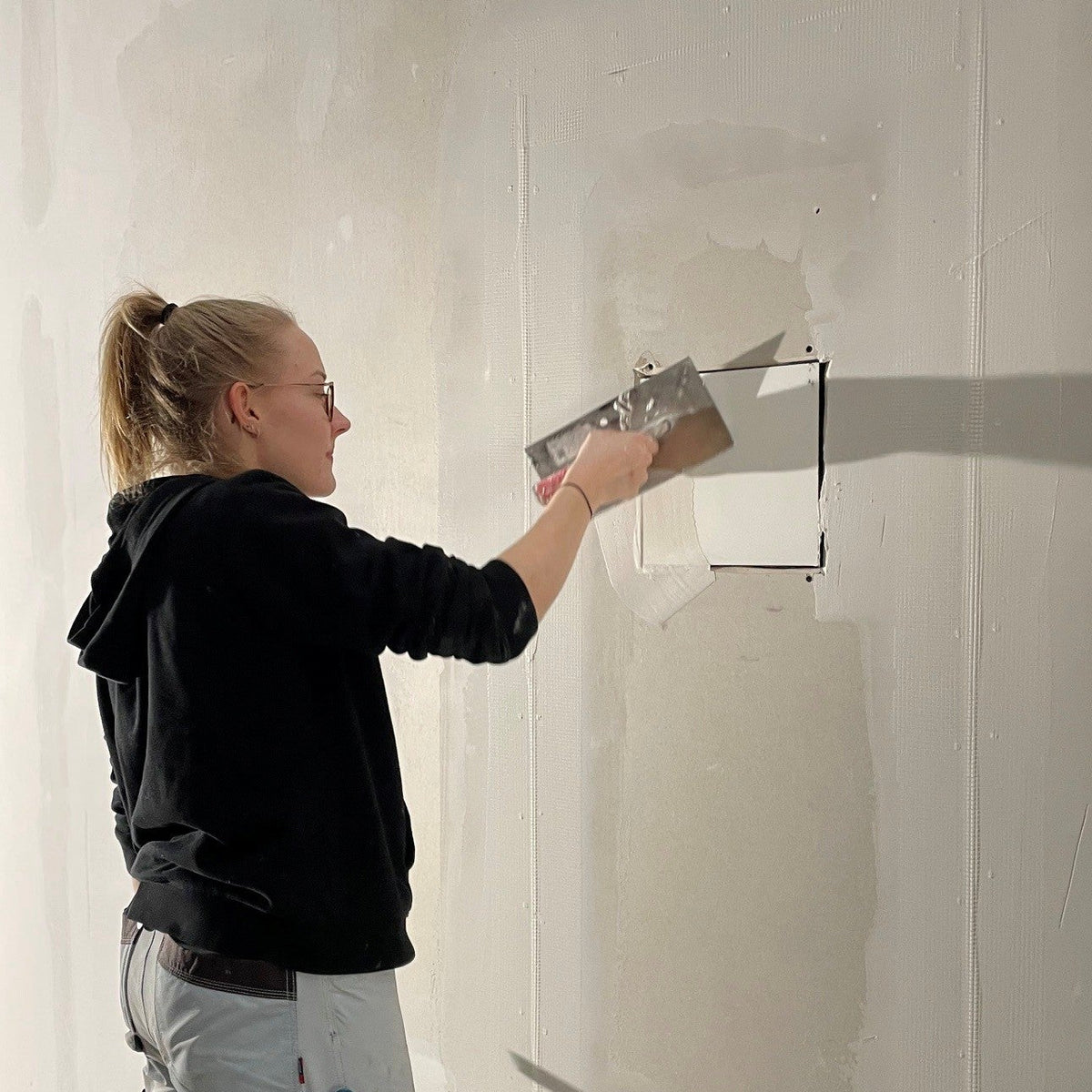 Direct plasterboard installation without an installation frame (backbox): stable, flat support surfaces at all specified fixing points
