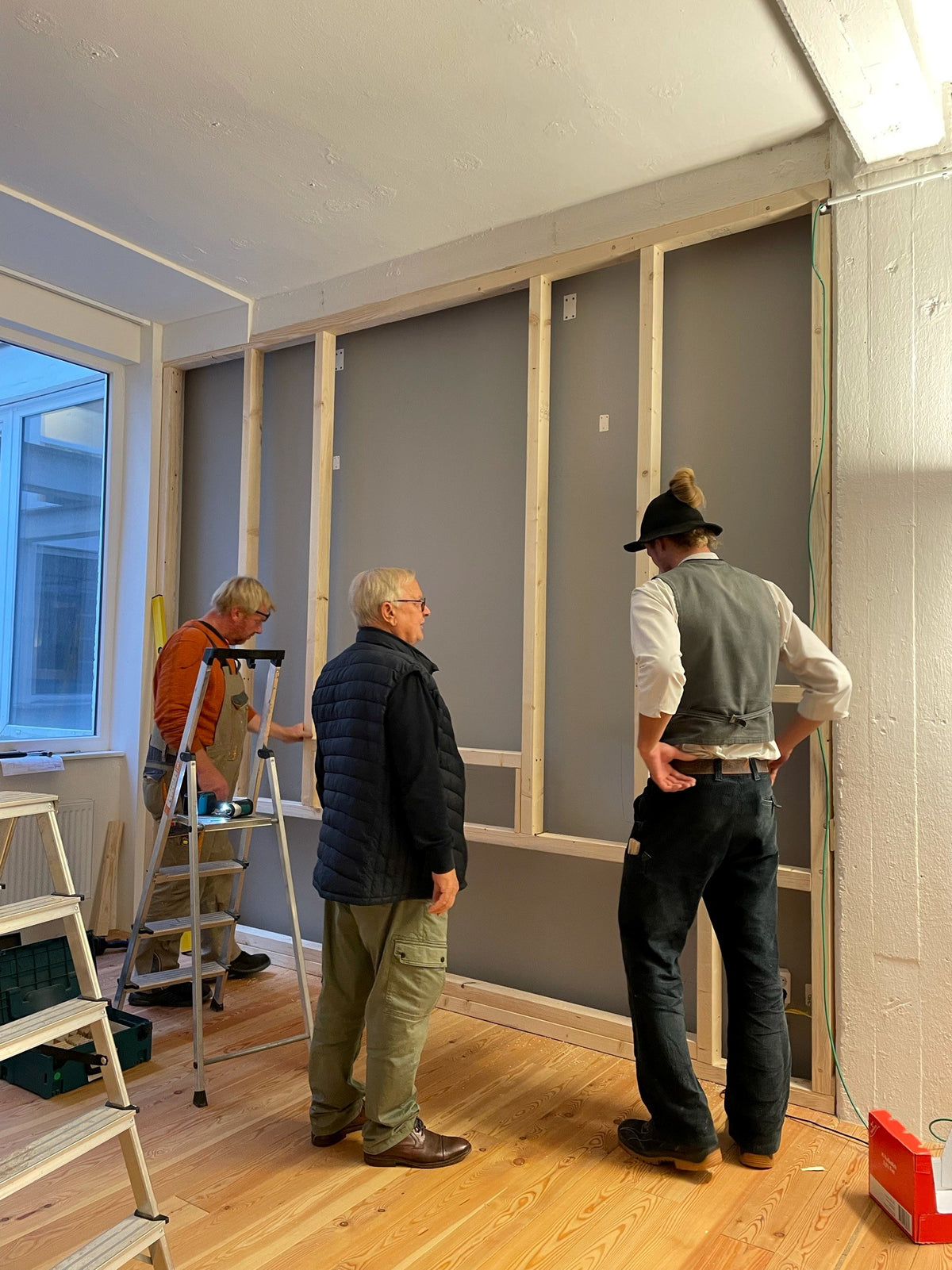Wall or ceiling before installation: supporting structure, cavity and loudspeaker position
