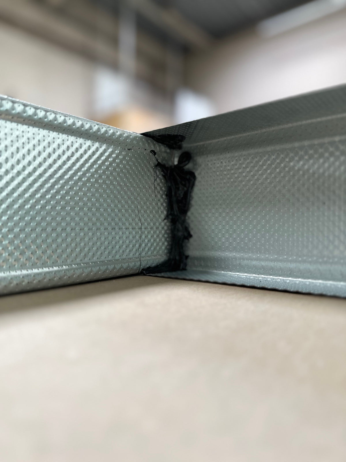 Metal image 2: adhesive between the metal contact surfaces
